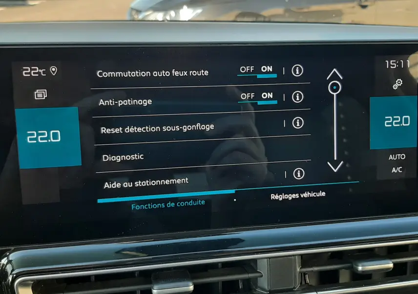 Écran tactile intérieur du Citroën C5 Aircross 2024 affichant les réglages d’aide à la conduite et la climatisation.