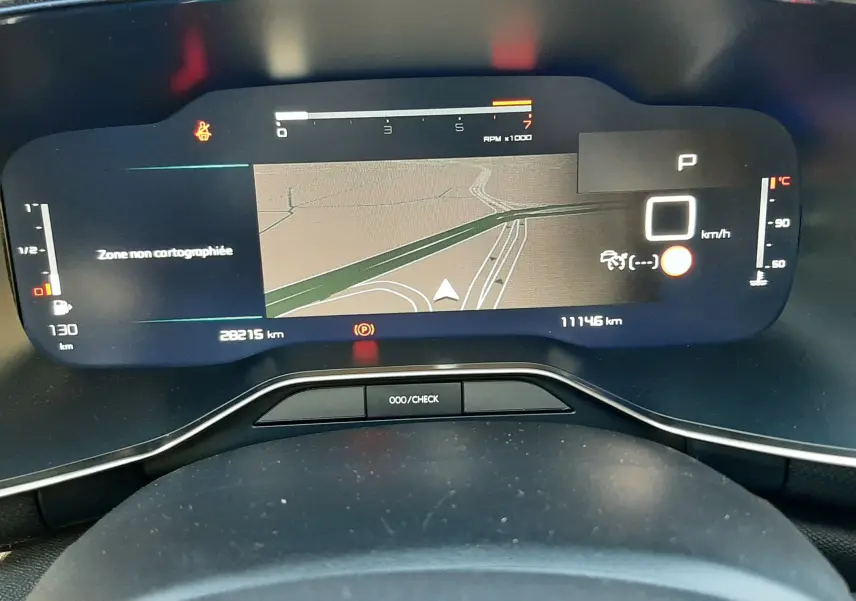 Vue rapprochée du tableau de bord numérique du Citroën C5 Aircross 2024, affichant la navigation et les indicateurs de vitesse et température.
