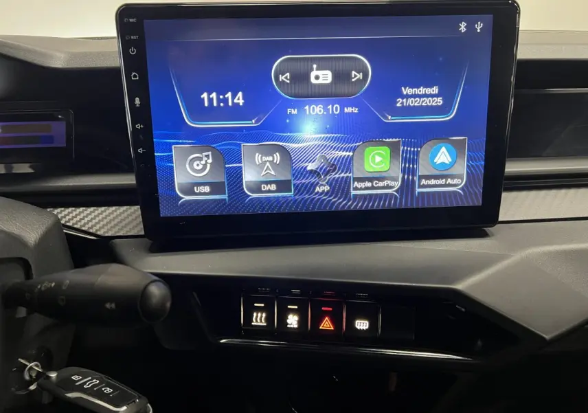 Vue rapprochée de l’écran tactile central et des commandes du tableau de bord de la LIGIER JS50 BEV 8KWH ELITE 2025.