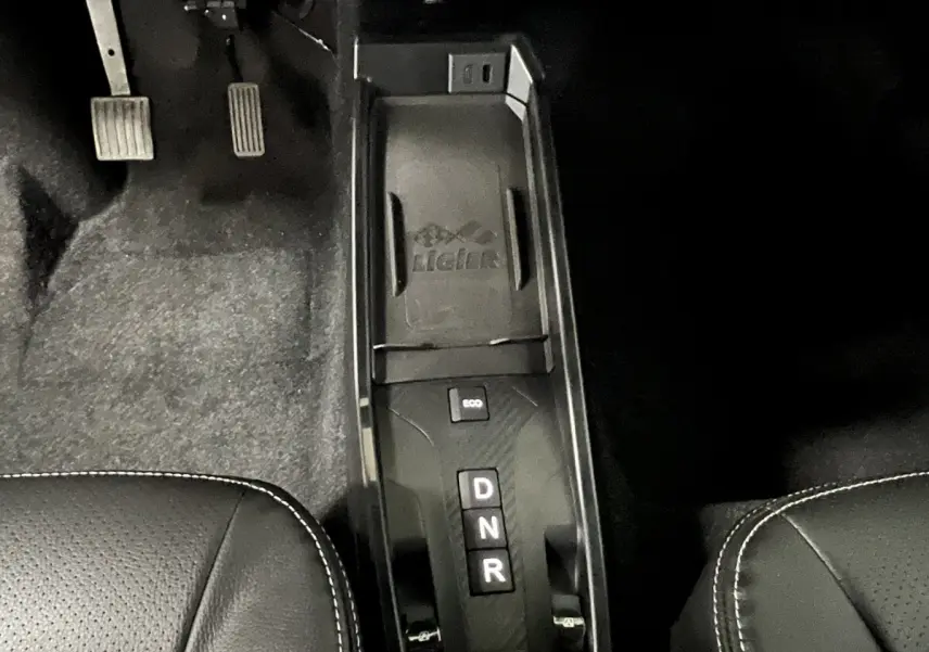 Vue rapprochée de la console centrale noire avec sélecteur de boîte auto D, N, R et bouton Eco sur LIGIER JS50 rouge.