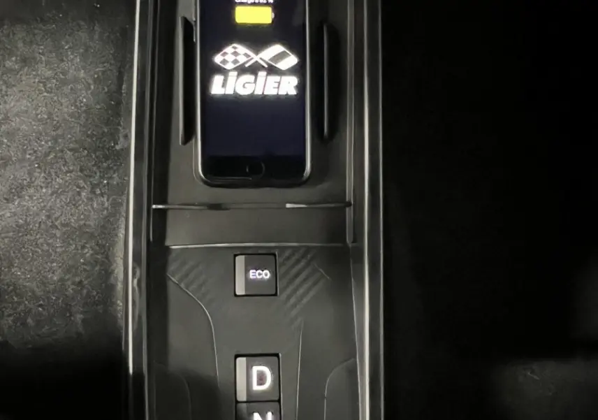 Vue plongeante sur la console centrale noire du Ligier JS50 BEV 8KWH Elite avec commandes D, N, R et bouton ECO.