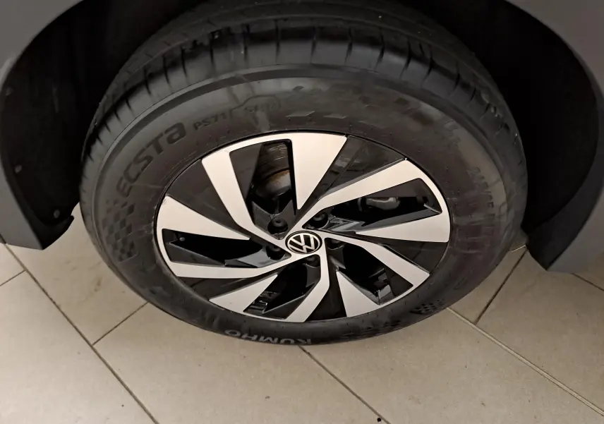 Gros plan sur la roue avant droite du Volkswagen Tiguan 2025, jante alliage bicolore noir et argent Dolomite.