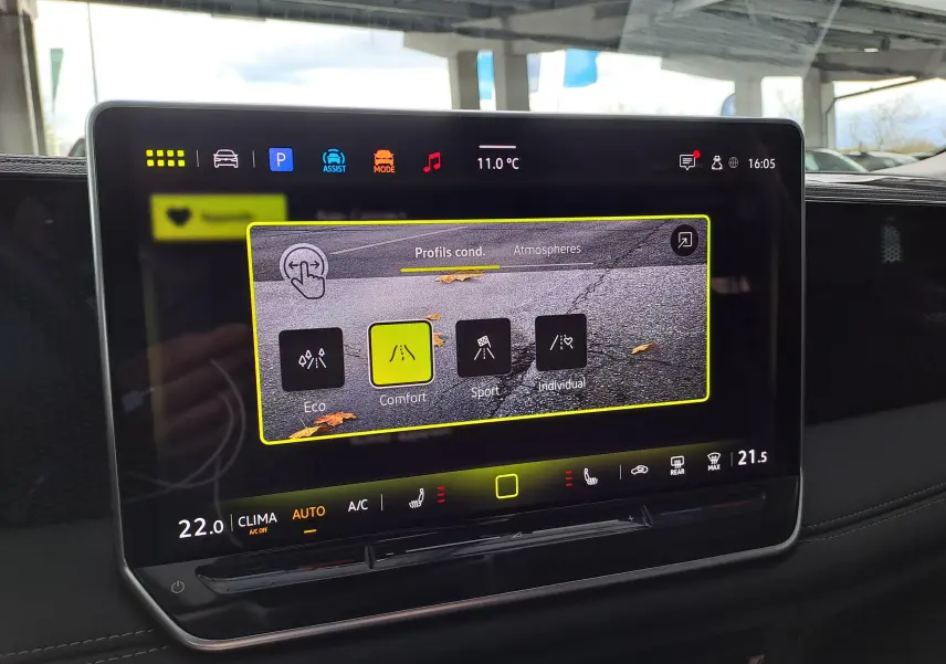Écran tactile central du Volkswagen Tiguan 2025 affichant les modes de conduite avec interface moderne et climatisation réglée.