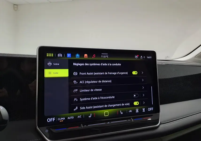 Écran tactile central du Volkswagen Tiguan 2025 affichant les réglages des aides à la conduite, intérieur gris et noir.