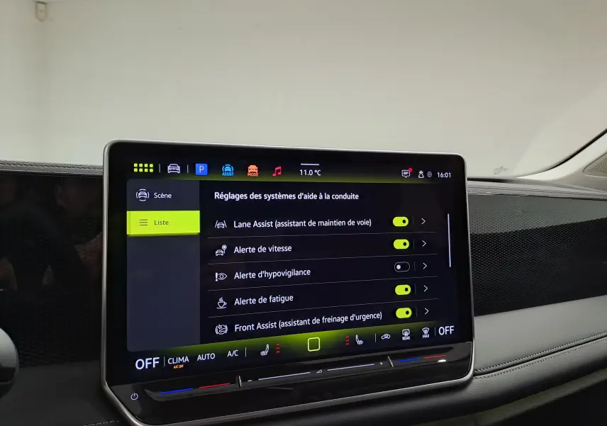 Écran tactile central du Volkswagen Tiguan 2025 affichant les réglages des aides à la conduite dans un intérieur moderne.