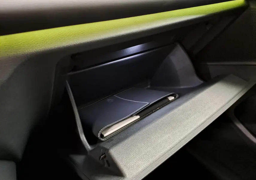 Gant de boîte à gants ouvert côté passager avec pochette noire dans un Volkswagen Tiguan 2025.