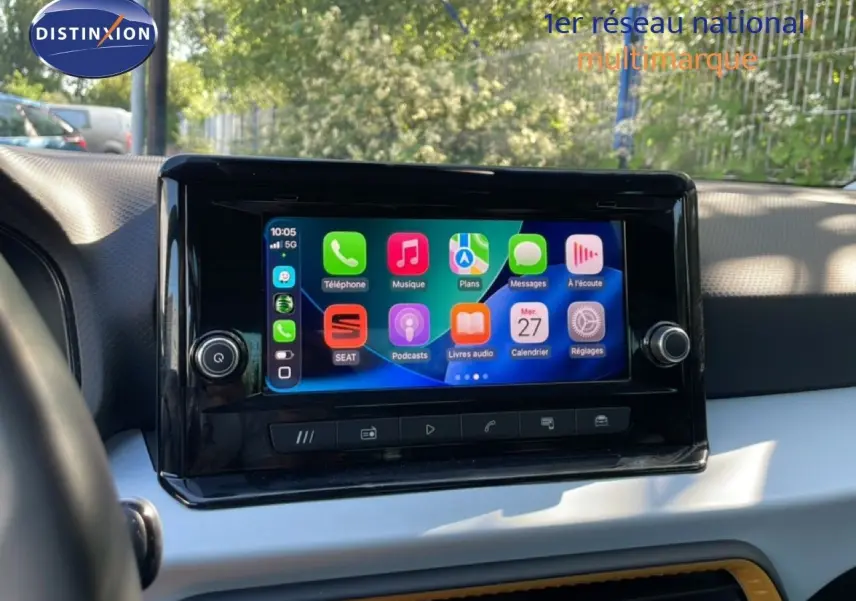 Écran tactile central du tableau de bord du SEAT Arona 2025, avec interface Apple CarPlay affichée.