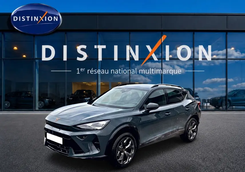 Vue 3/4 avant d'un CUPRA Formentor bleu fjord 2026 garé devant une vitrine avec logo Distinxion.