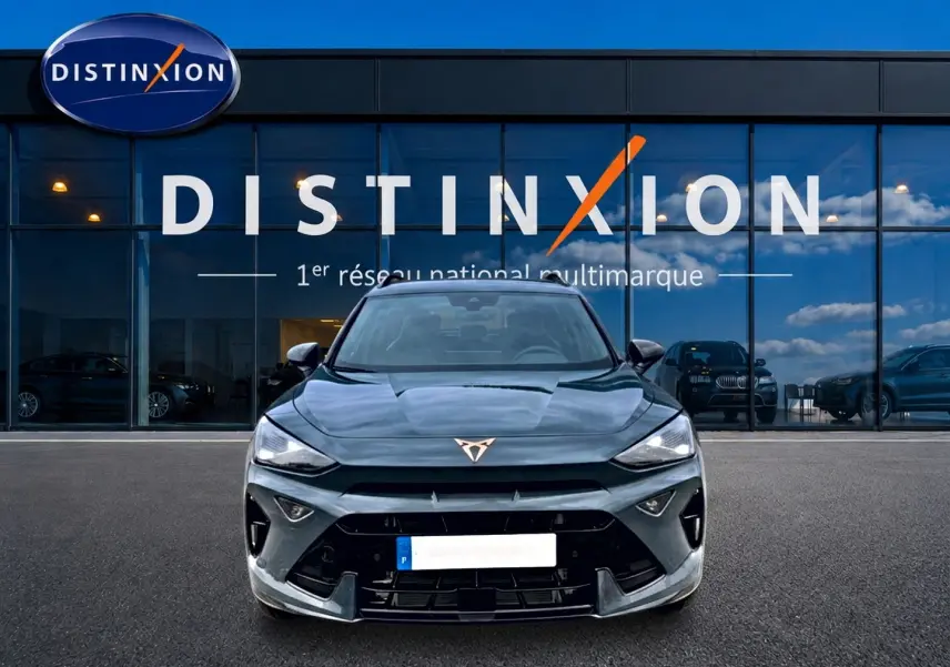 Vue avant d'un CUPRA Formentor 1.5 etsi hybrid bleu fjord, avec logo distinctif et calandre sportive noire.