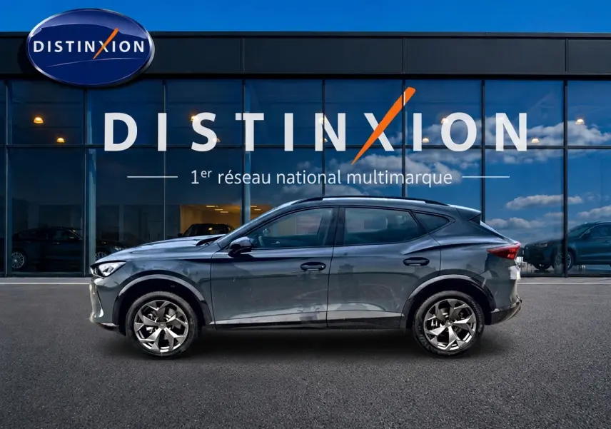 Vue latérale droite d'un CUPRA Formentor bleu fjord 2026 garé devant une vitrine avec logo Distinxion.