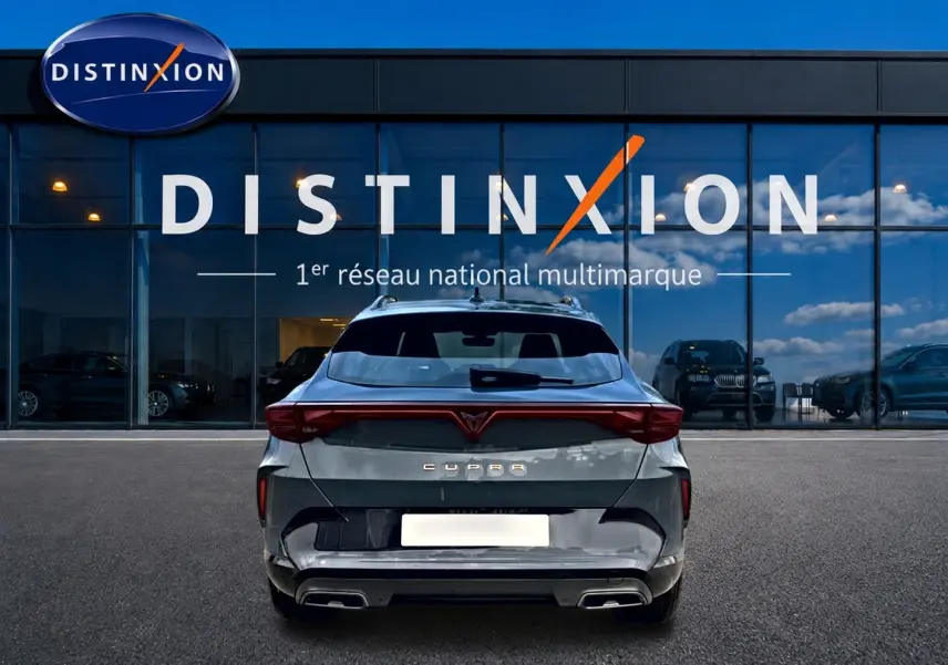 Vue arrière d'une CUPRA Formentor 1.5 etsi hybrid 2026 en bleu fjord, avec feux arrière LED et double sortie d'échappement.