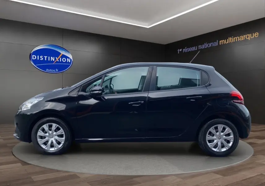 Profil côté gauche d'une Peugeot 208 Affaire noire, vue en intérieur sur fond sombre avec logo Distinxion.