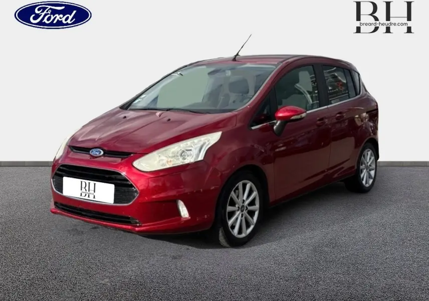 Ford B-MAX 1.5 TDCi rouge Premium Candy, vue 3/4 avant droit, avec calandre chromée et jantes alu visibles.