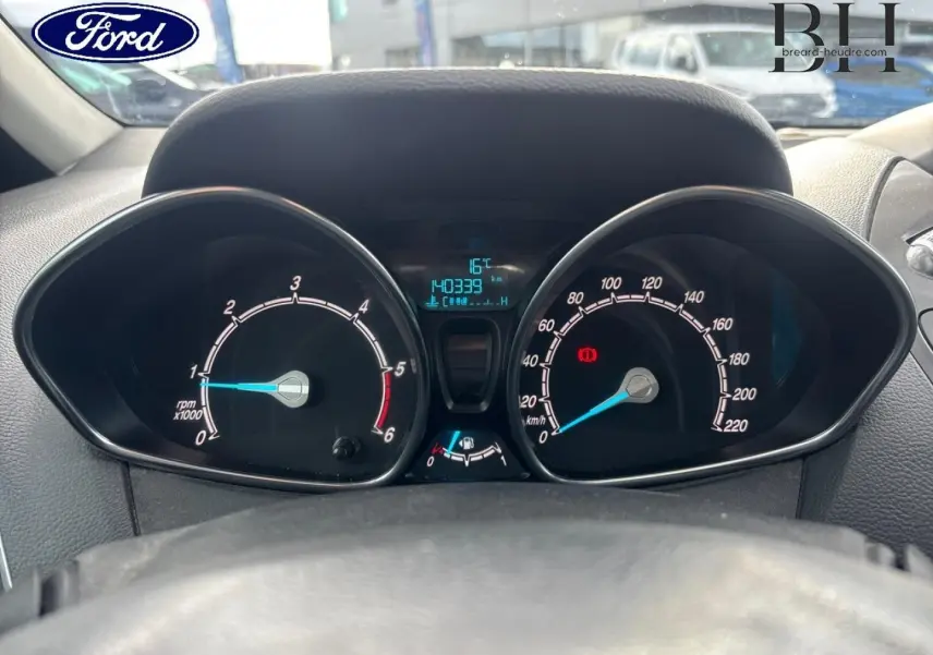 Vue rapprochée du tableau de bord de la Ford B-MAX 2017, affichant compte-tours, compteur de vitesse et écran digital.