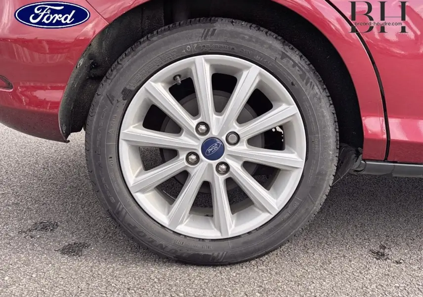 Gros plan sur la roue avant droite avec jante alu argentée du Ford B-MAX rouge Premium Candy.