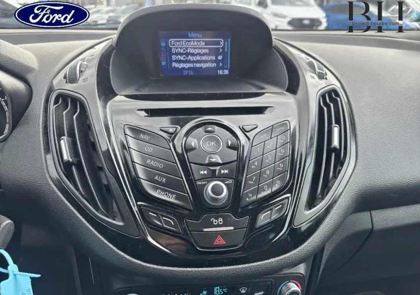 Vue rapprochée du tableau de bord noir du Ford B-MAX 2017 avec écran central et commandes audio visibles.