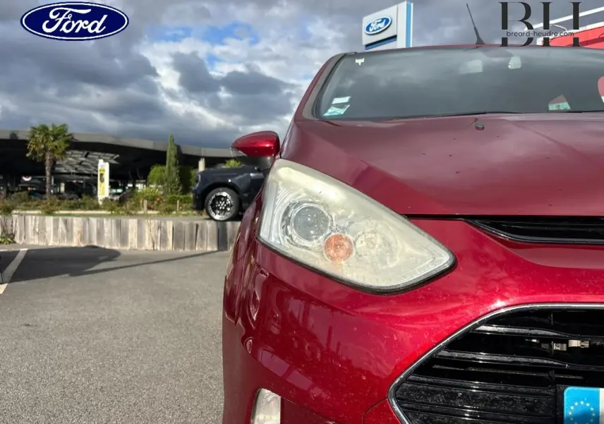 Vue avant droite d'une Ford B-MAX 2017 en rouge Premium Candy avec calandre chromée et phares halogènes.