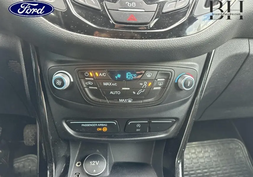 Vue rapprochée de la console centrale du Ford B-MAX 2017, montrant les commandes de climatisation et prise 12V.