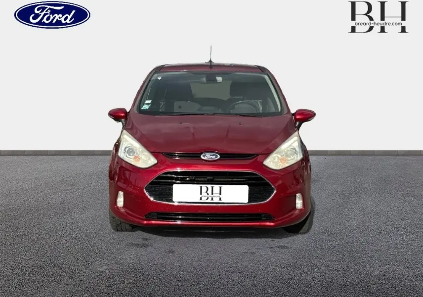 Vue avant d'une Ford B-MAX 2017 en rouge Premium Candy avec calandre chromée et phares halogènes allumés.