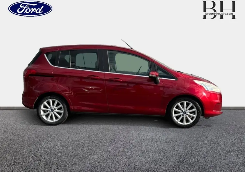 Ford B-MAX rouge Premium Candy vue de profil côté gauche, avec jantes alliage et portes coulissantes visibles.