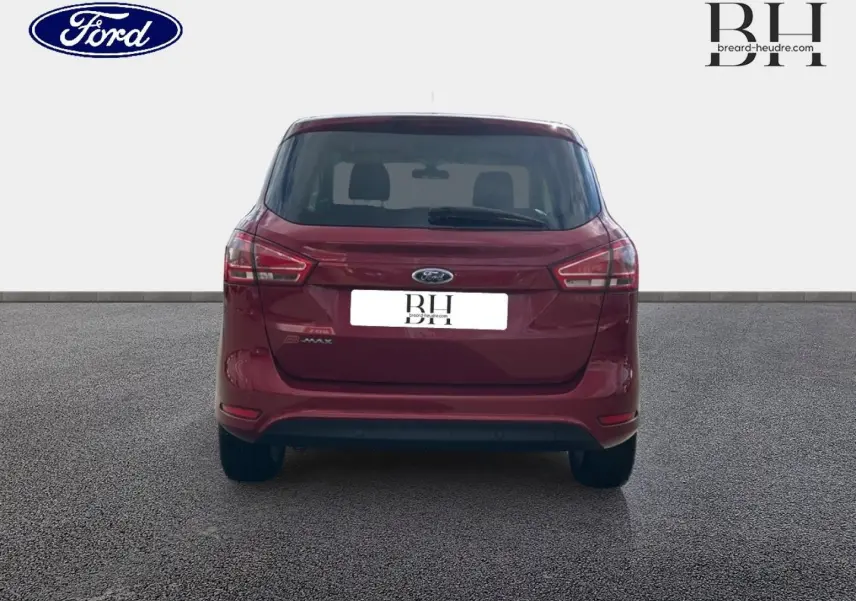 Vue arrière d'une Ford B-MAX 2017 rouge Premium Candy avec portes latérales coulissantes et feux arrière caractéristiques.
