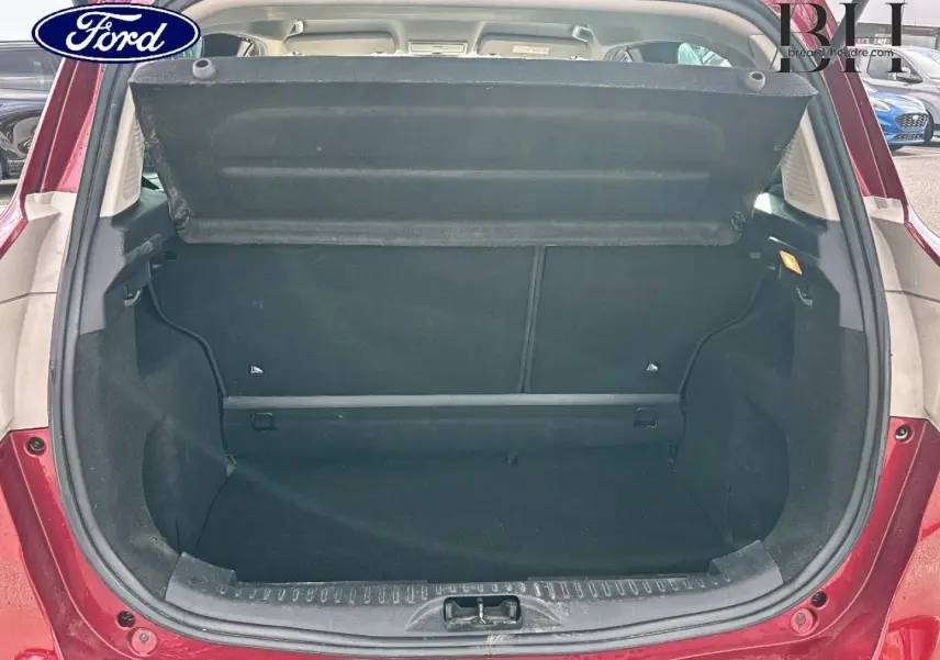 Coffre ouvert d'une Ford B-MAX 2017 rouge Premium Candy, vue arrière centrée montrant l'espace de chargement vide.