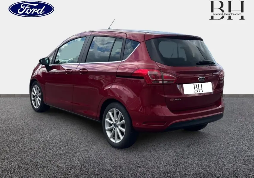 Ford B-MAX rouge Premium Candy en 3/4 arrière côté gauche, avec jantes alliage et vitres teintées.