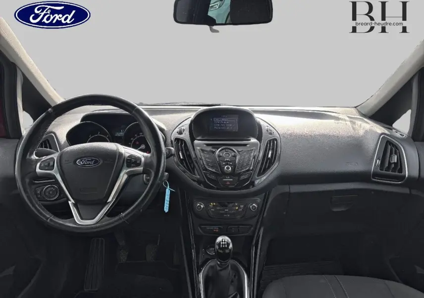 Vue intérieure avant du tableau de bord et volant cuir multifonction du Ford B-MAX 1.5 TDCi rouge avec boîte manuelle.