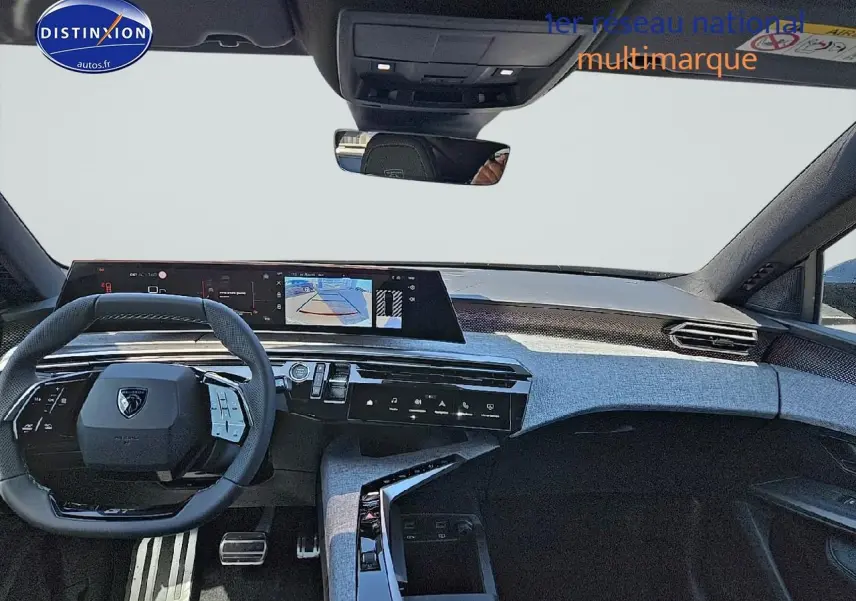 Vue intérieure avant du Peugeot 3008 2025 avec tableau de bord numérique et volant cuir multifonction noir.