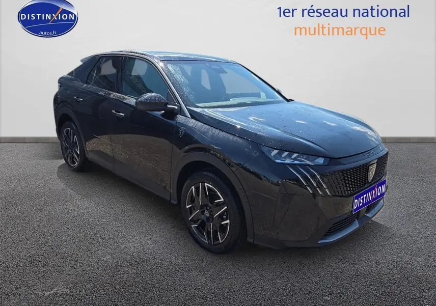 Peugeot 3008 noir vue 3/4 avant droit avec jantes alu et phares LED, stationné sur sol gris.