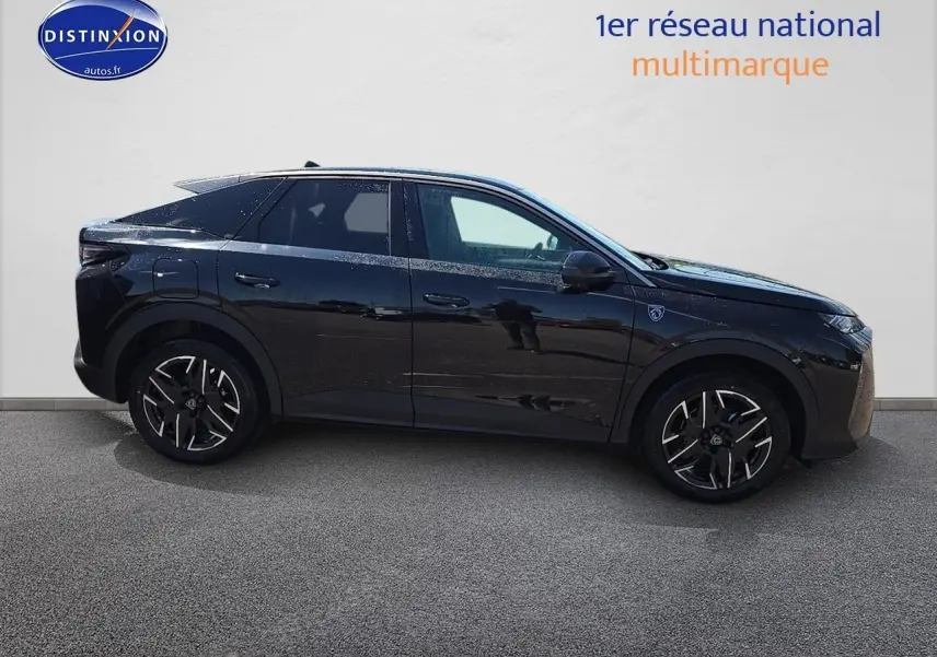 Profil côté gauche d'un Peugeot 3008 noir 2025, version hybride GT avec jantes alliage et vitres surteintées.