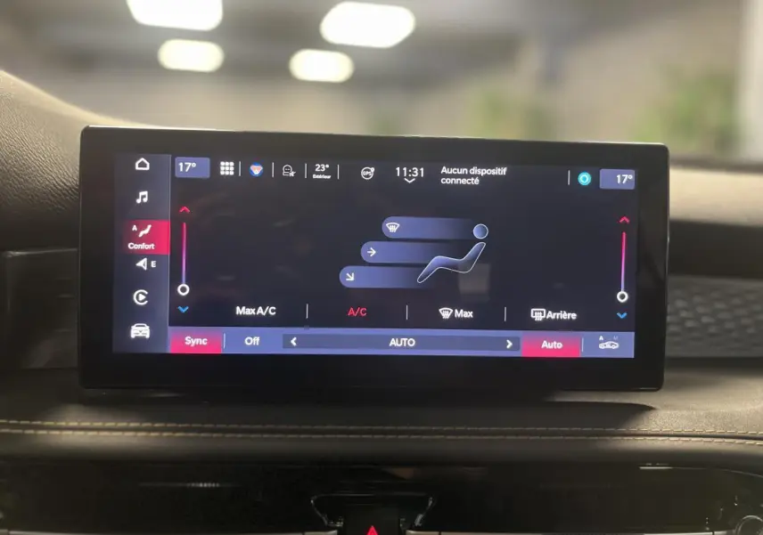 Écran tactile central du tableau de bord de l'Alfa Romeo Tonale 2024 affichant les réglages de climatisation automatique.