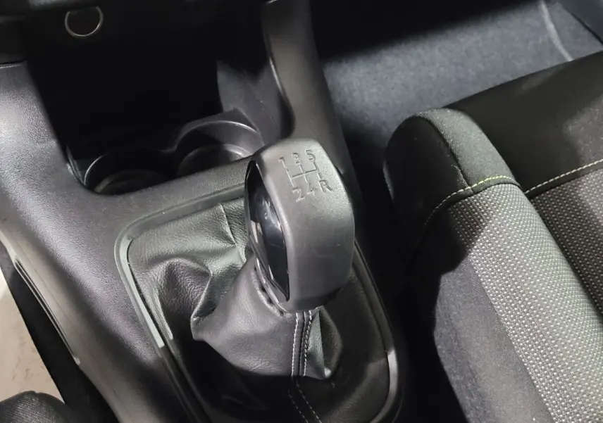 Le levier de vitesses manuel noir de la Citroën C3 PureTech 83 S&S Feel Pack, avec coutures apparentes sur la console centrale.