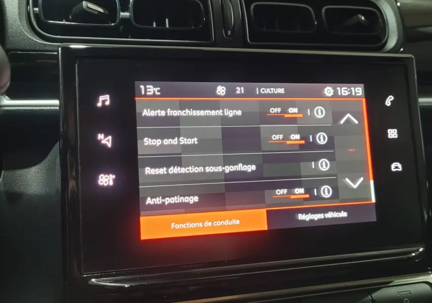 Écran tactile central de la Citroën C3 beige 2022 affichant les réglages d'aide à la conduite.