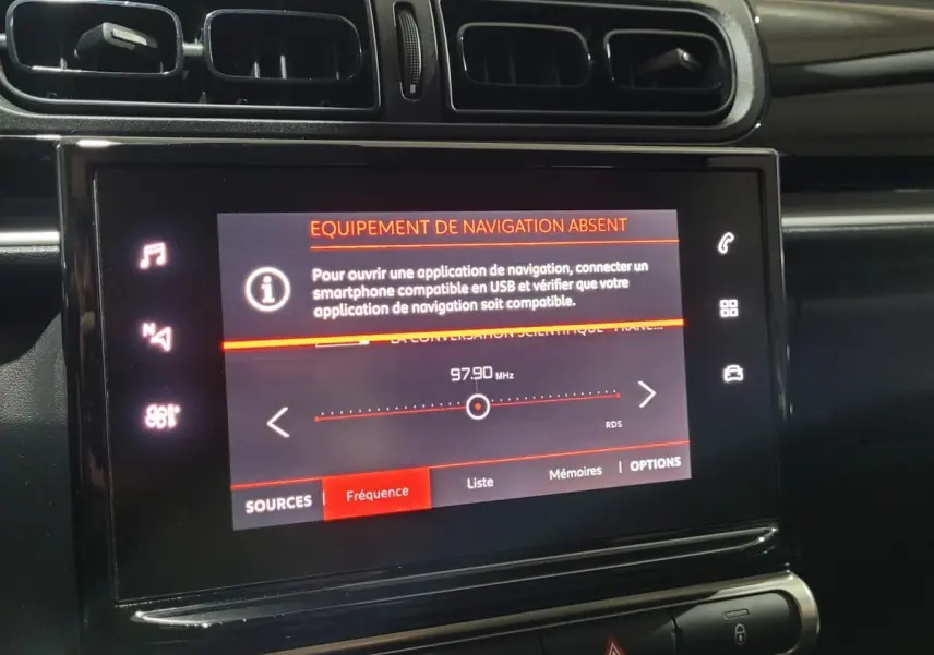 Écran tactile central de la Citroën C3 beige 2022 affichant un message d'absence de navigation, entouré de commandes noires.