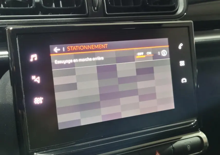 Écran tactile central de la Citroën C3 beige 2022 affichant le menu stationnement en gros plan intérieur.