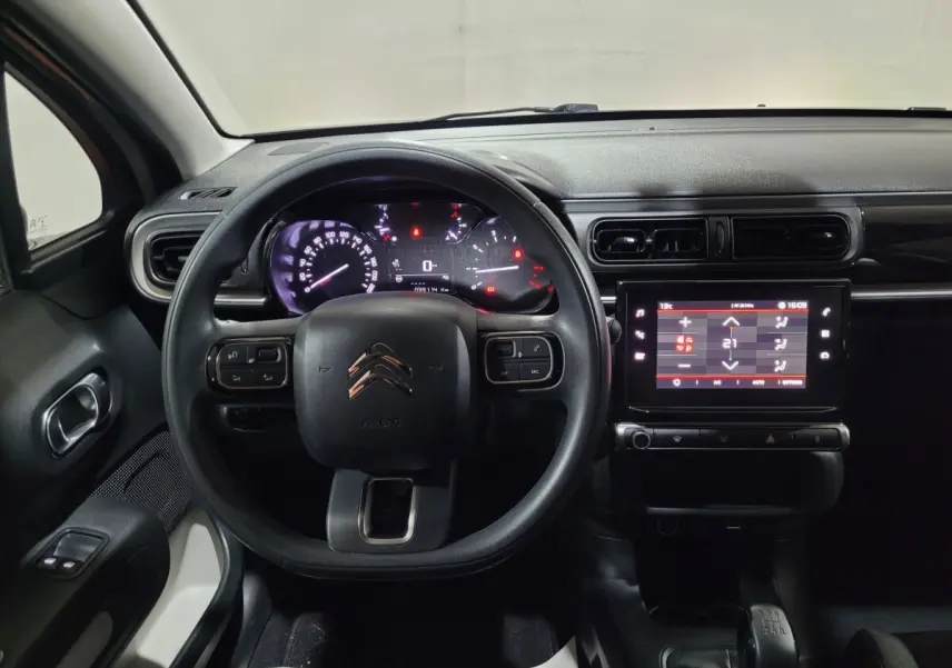 Vue intérieure centrée sur le volant et le tableau de bord numérique de la Citroën C3 2022, finition Feel Pack.