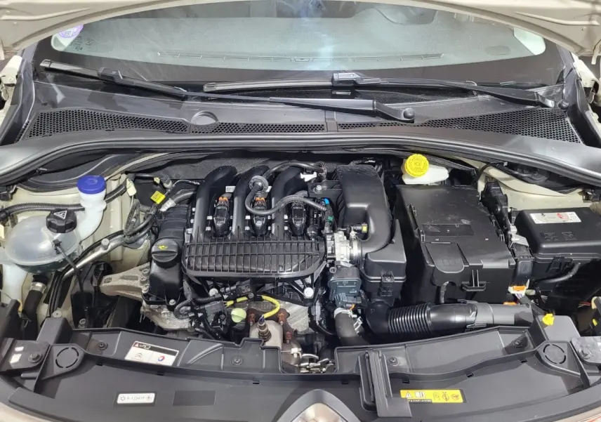 Moteur essence de Citroën C3 beige 2022 vu de dessus, montrant le compartiment moteur propre et organisé.