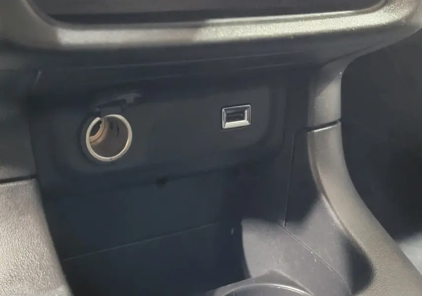 Prise 12V et port USB avant dans l'habitacle noir de la Citroën C3 beige PureTech 2022.