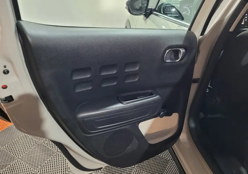 Vue côté gauche de la porte arrière beige d'une Citroën C3 2022 avec panneau noir et poignée intégrée.