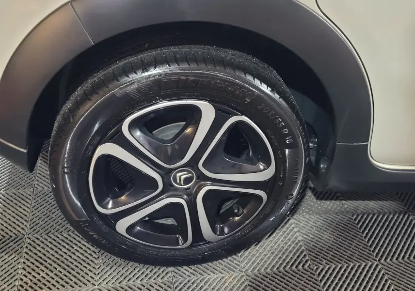 Gros plan sur la roue avant droite beige d'une Citroën C3 2022 avec jante noire et argentée au design moderne.