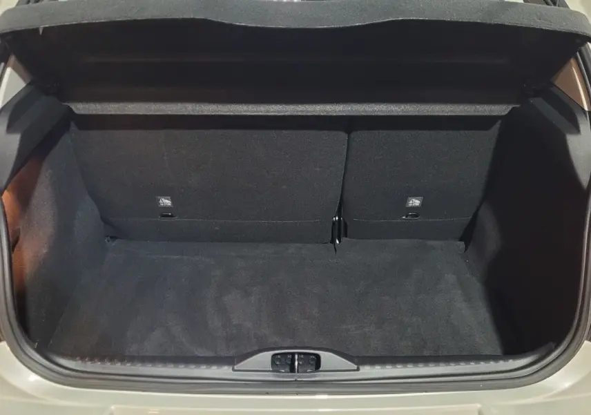 Coffre ouvert de la Citroën C3 beige 2022, vue arrière montrant l'espace de chargement et la tablette de séparation.