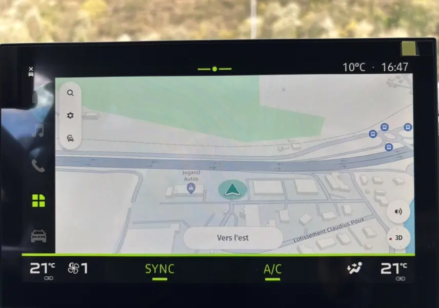 Écran tactile 10,1 pouces du tableau de bord du Dacia Bigster Hybrid affichant la navigation GPS en mode carte.