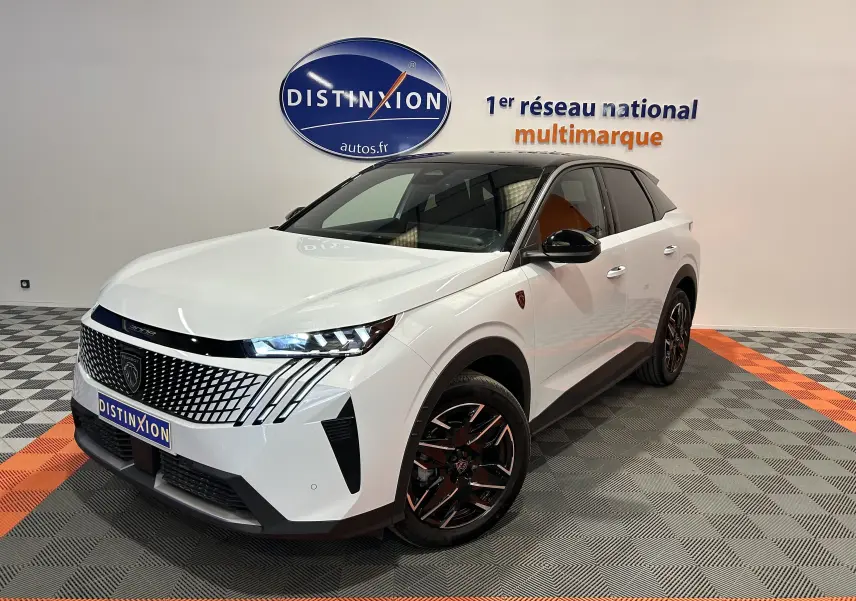 Peugeot 3008 hybride blanc Okenite en 3/4 avant droit, avec jantes noires et toit noir brillant.