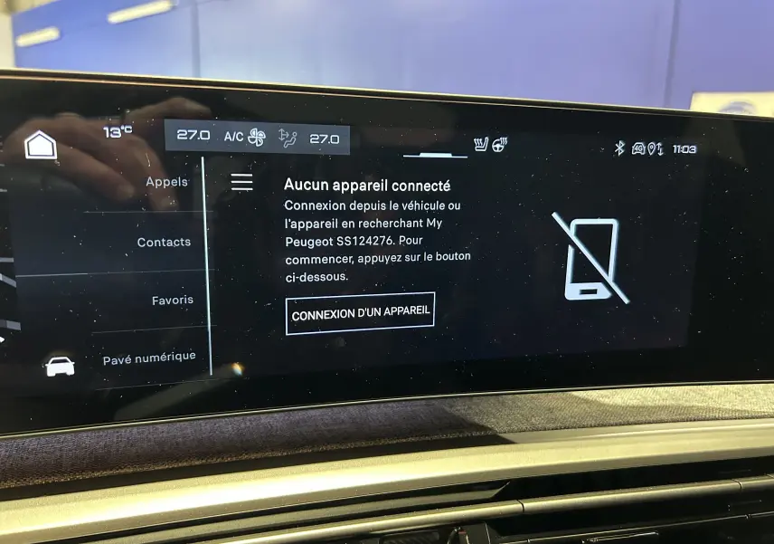 Écran tactile central du Peugeot 3008 blanc Okenite, affichant la connexion Bluetooth et la température à 27°C.