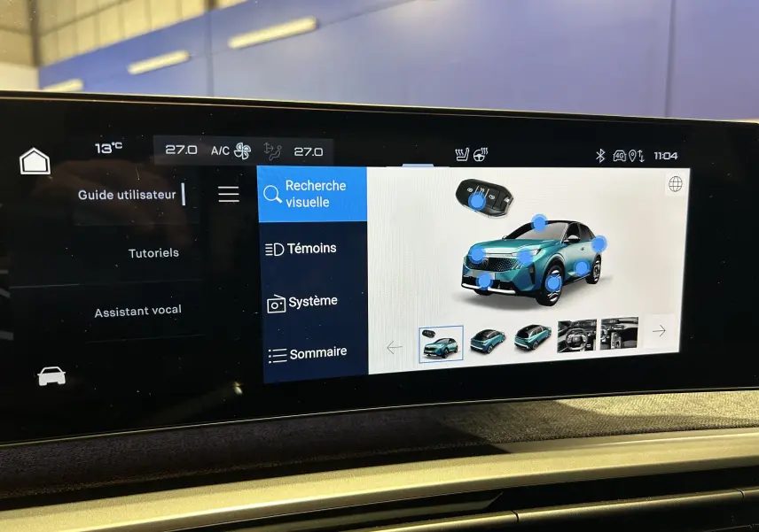 Écran tactile intérieur montrant l'interface du guide utilisateur avec image d'un SUV Peugeot 3008 bleu en 3/4 avant.