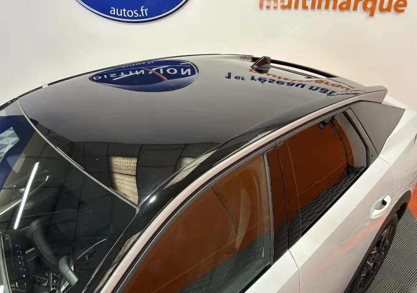 Vue plongeante côté droit du Peugeot 3008 blanc Okenite avec toit noir brillant et vitres teintées.