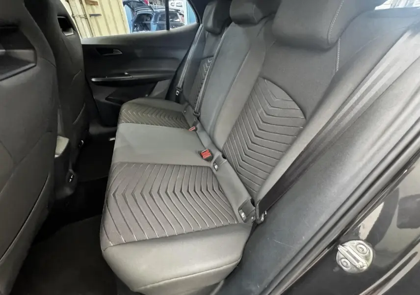 Vue intérieure côté droit sur la banquette arrière grise au tissu texturé de la CUPRA BORN 230ch 2023.