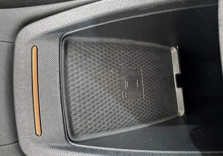 Gros plan sur le chargeur à induction noir dans l'habitacle du CUPRA Born 230ch gris foncé.