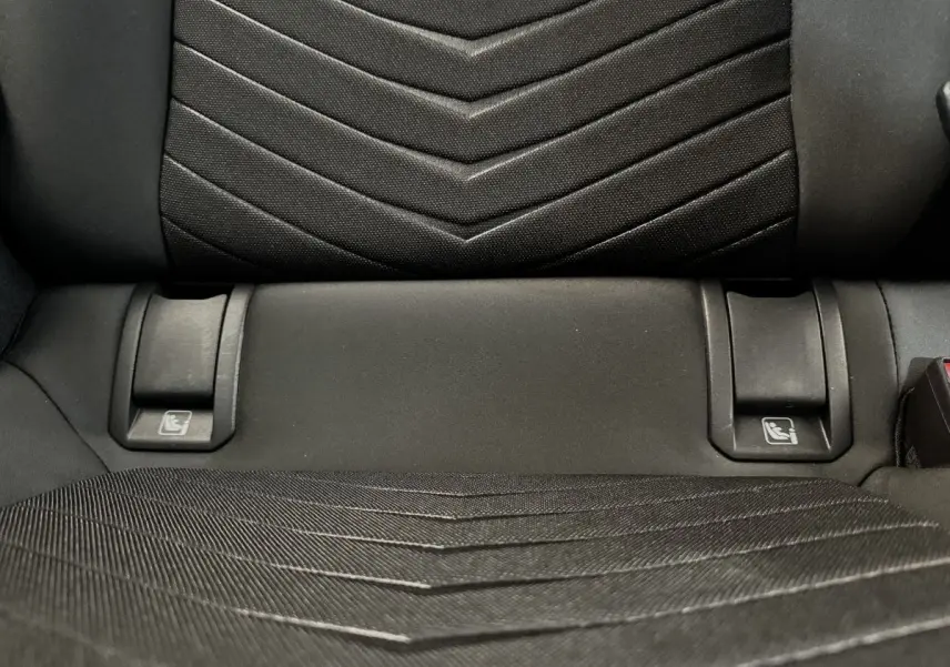 Gros plan sur la banquette arrière noire du CUPRA Born 230ch, montrant les fixations Isofix intégrées.